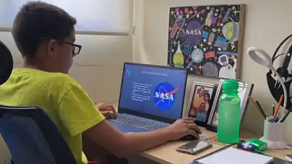 Un niño venezolano recibió una certificación de la NASA