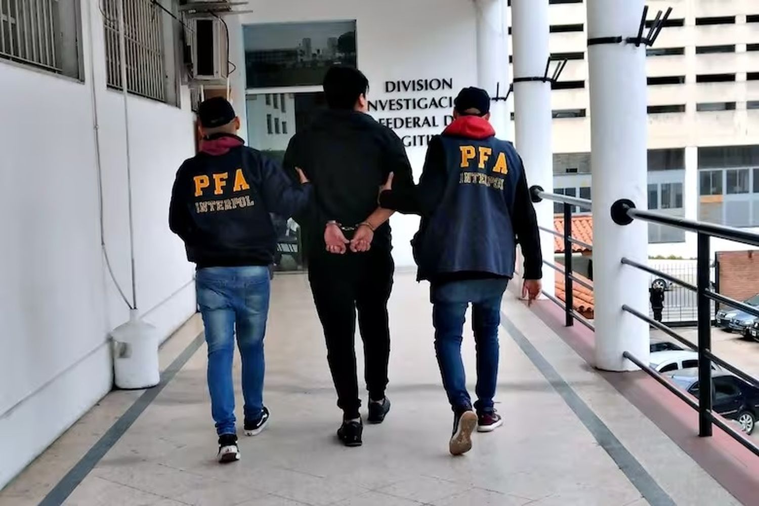 Los detenidos fueron trasladados a dependencias de la Policía Federal.