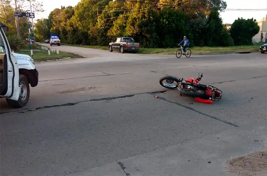 Choque en Aeroparque: conductor de la moto sufrió fractura expuesta en la pierna