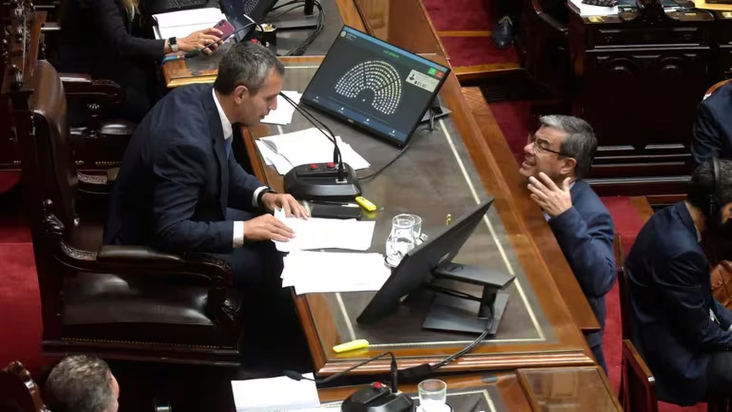 Martín Menem y Germán Martínez discuten durante el tratamiento de la "Ley Bases"