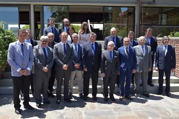 Argentina y Uruguay evalúan construir un aeropuerto binacional