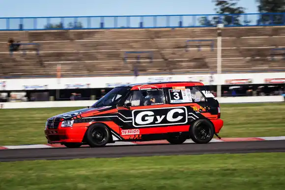 Juanchi Gárriz lideró la primera final del Fiat Uno ASM en La Plata antes de un revés mecánico; la segunda final se corre a las 15