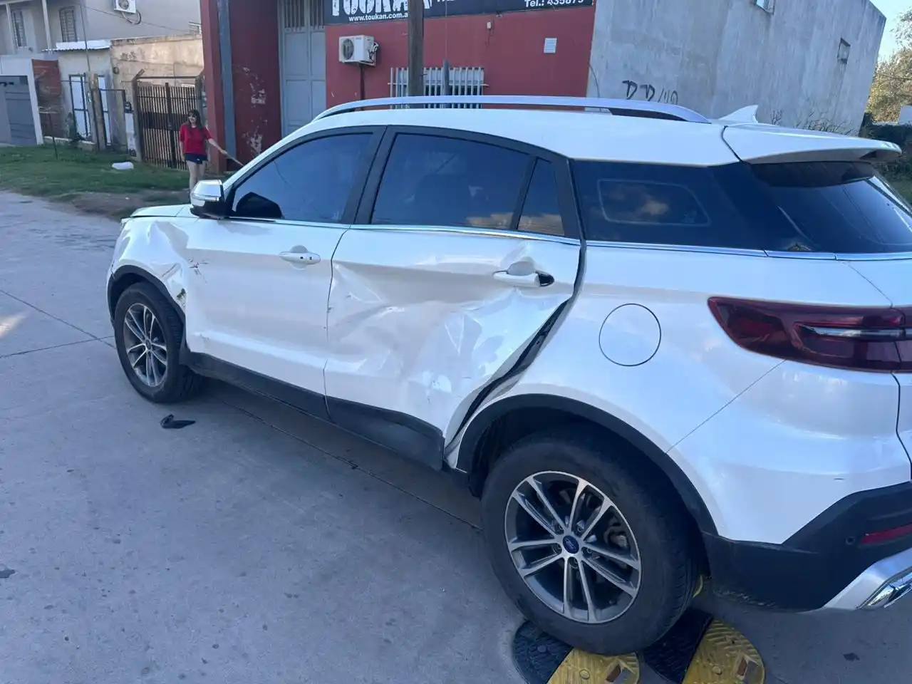 El lateral izquierdo de la Ford exhibe las secuelas del golpe. Foto: BVVT
