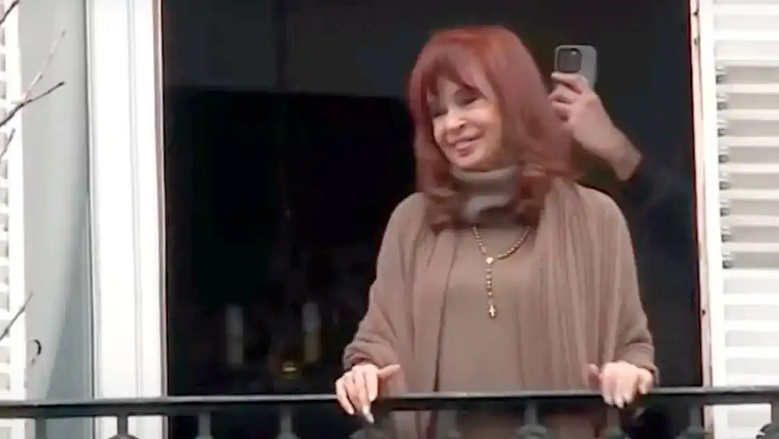 "¡Vamos a volver!": Cristina Kirchner salió nuevamente al balcón y arengó a la militancia
