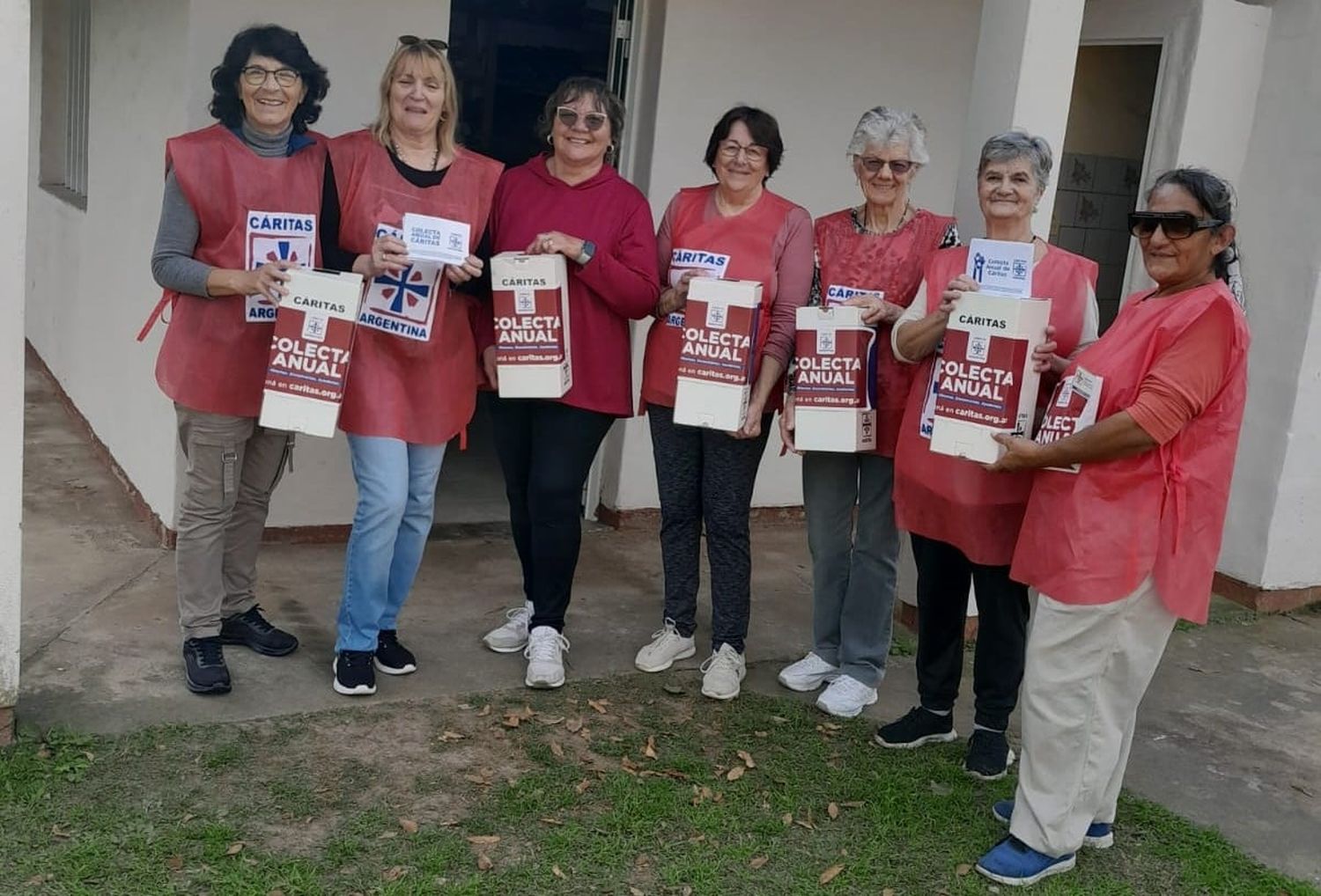 voluntarios con urnas