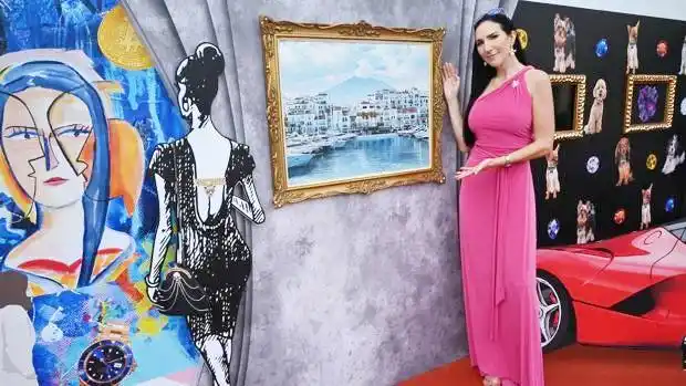 Ha inaugurado en Puerto Banús un mural con incrustaciones de diamantes valorado en más de un millón de euros