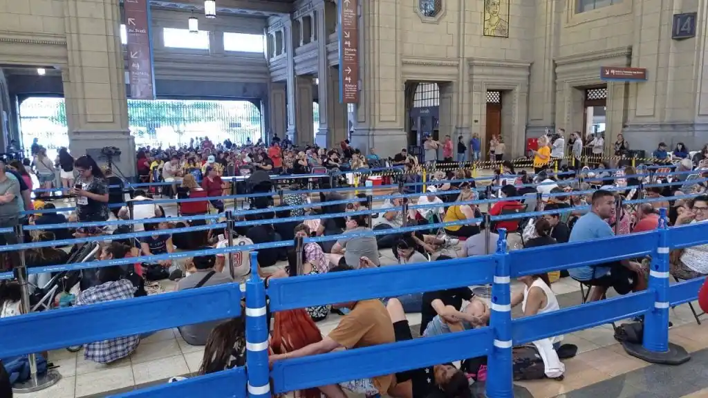 Comienza este sábado: Largas filas para comprar pasajes de tren a Mar del Plata
