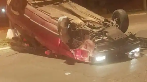 El conductor de un automóvil resultó lesionado tras chocar contra una columna