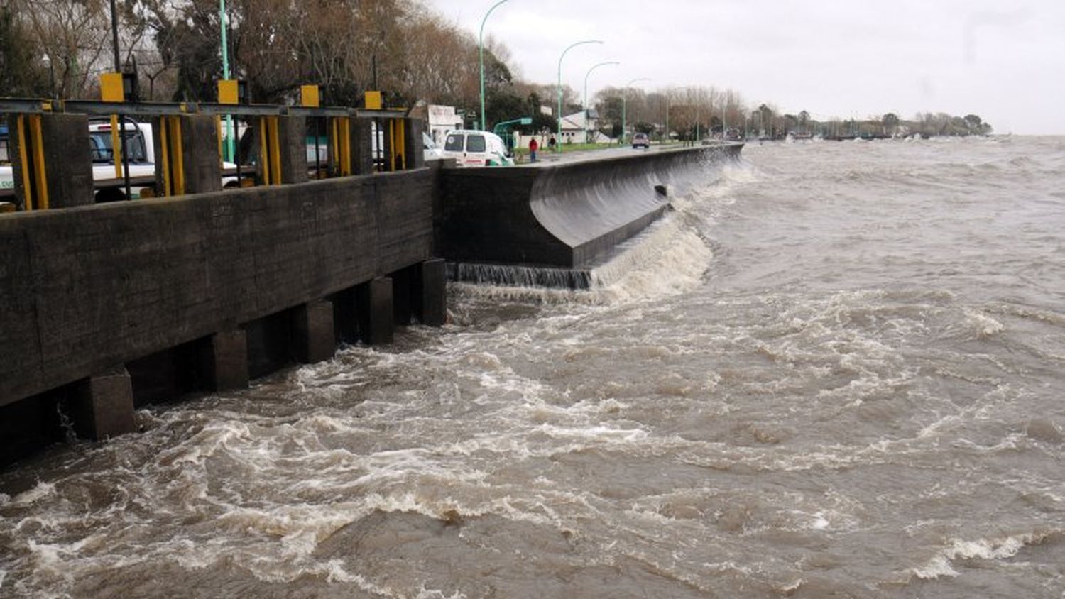 Alertan por crecida del Río de La Plata 