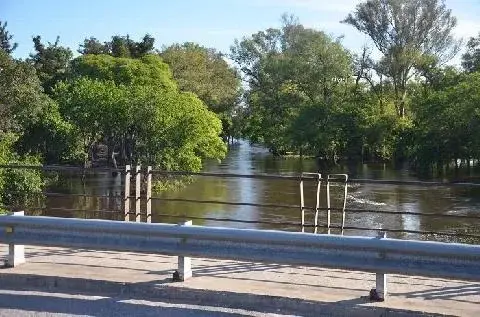 El procedimiento permitió retirar al hombre del agua y ponerlo a salvo.