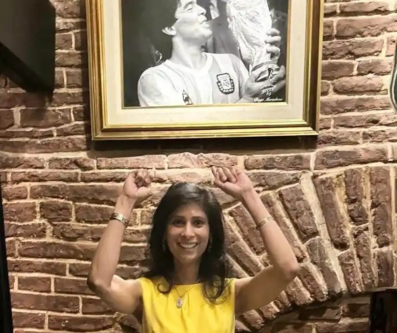 La subdirectora del FMI, Gita Gopinath, compartió una foto con la imagen de Maradona.