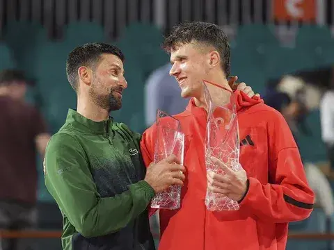 Nole felicitando al jóven de 19 años Mensik , campeón del Miami Open.