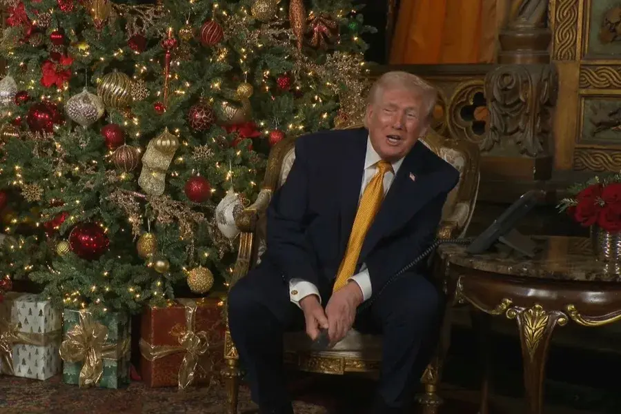 Captura de video del presidente de Estados Unidos, Donald Trump, durante una llamada telefónica en Navidad. EFE