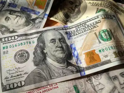 El dólar tarjeta va camino a los dos mil pesos y el minorista se afirma en 1.515