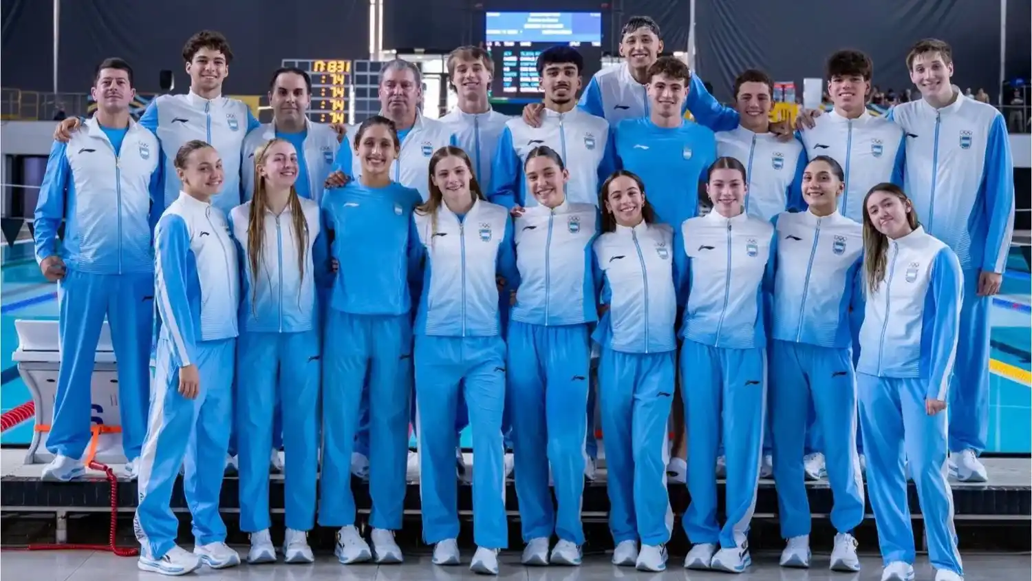 La delegación argentina de natación, con Ponzo en el cuarto lugar de la fila inferior.