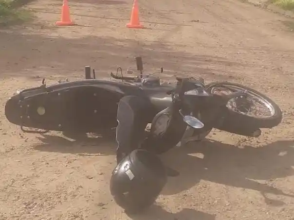 Una moto fue embestida por un auto que se dio a la fuga