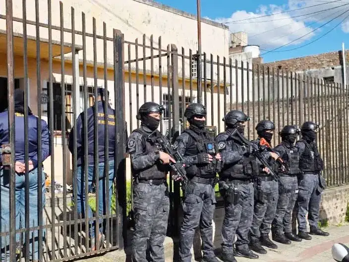 Tres detenidos, tres armas secuestradas y dos prófugos tras desbaratar una banda que cometía asaltos