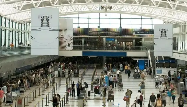 Allanan el aeropuerto de Ezeiza y encuentran 10 barriles de pseudoefedrina