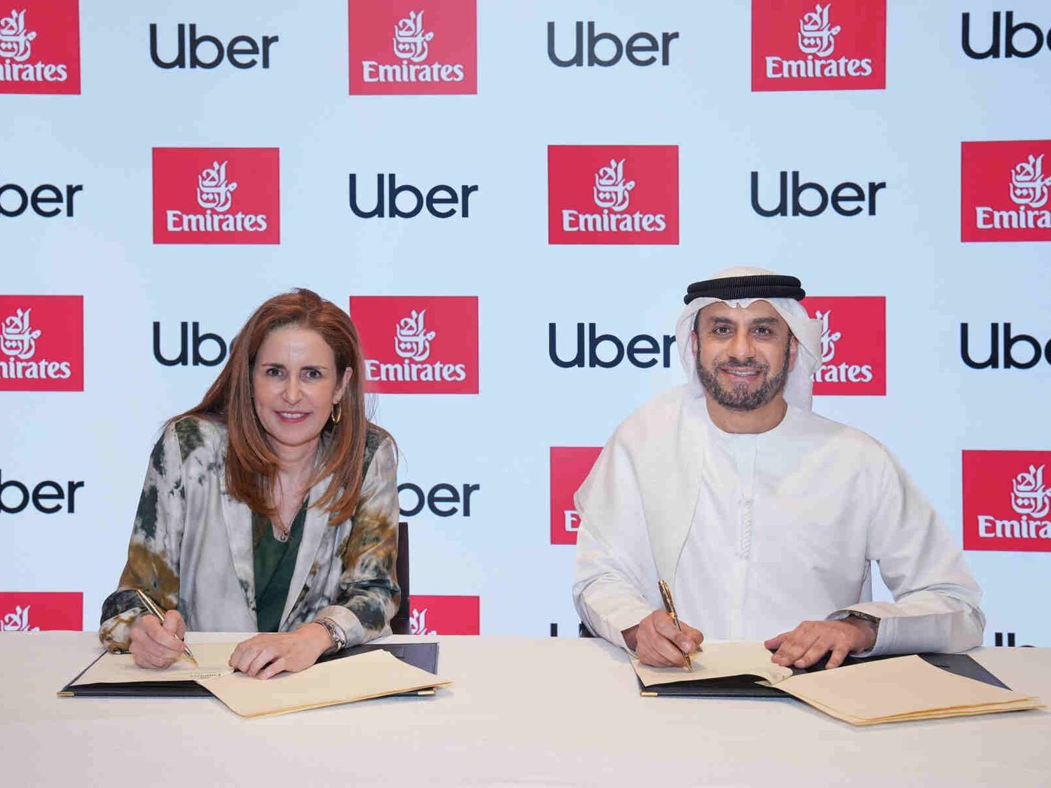 Emirates y Uber se asocian para integrar la experiencia de viaje 'puerta a puerta'