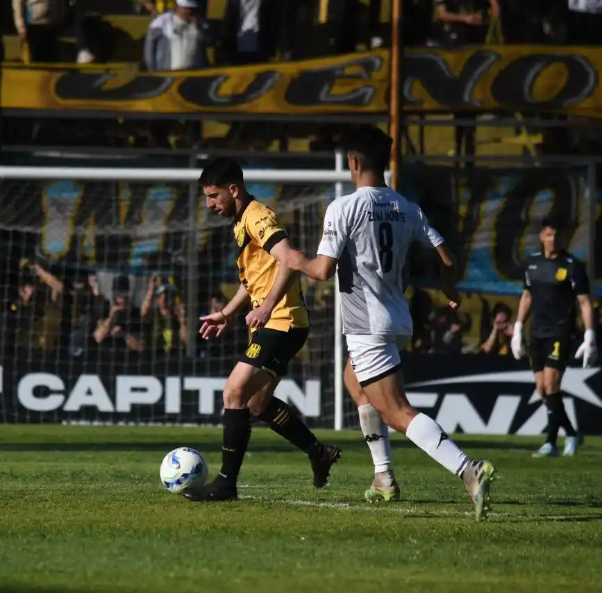 FOTO AYELÉN ANGERAMI Leiva llega a la marca contra Fernández.