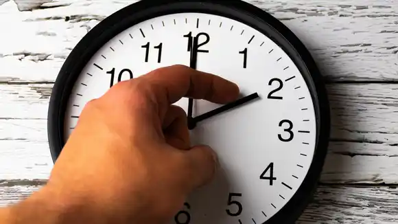 ¿Se atrasarán los relojes una vez más en Argentina? Razones y consecuencias que se debatirán en el Congreso