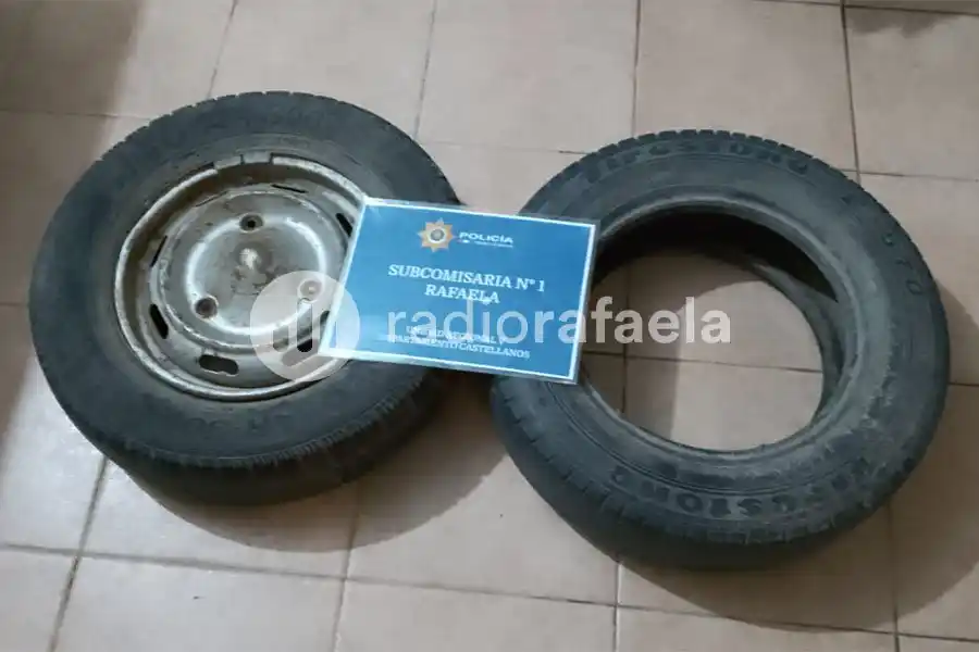 Robaron dos cubiertas y escaparon