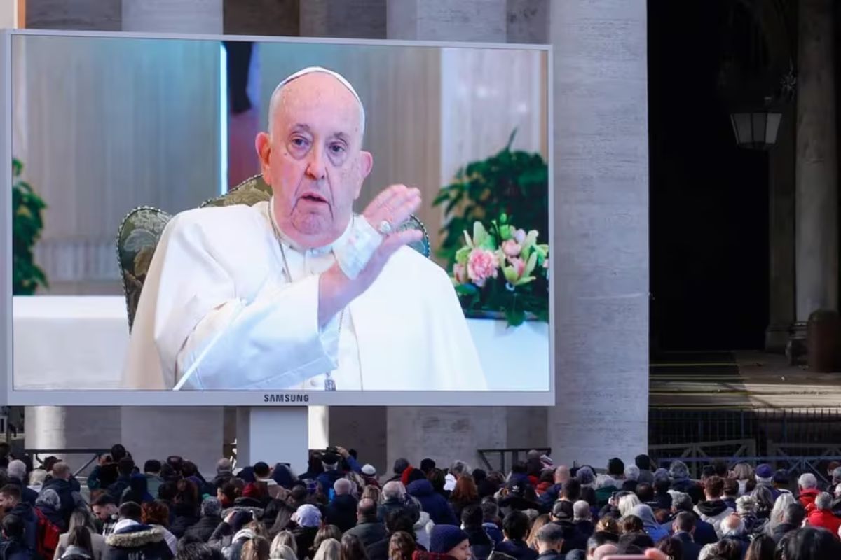 Este domingo reveló que padece una enfermedad en sus pulmones que no le permitió dar la misa desde el balcón de su despacho del Palacio Apostólico.