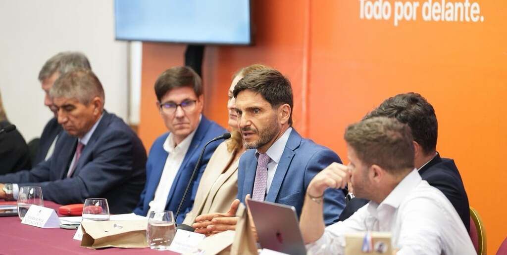 El gobernador repasó lo actuado hasta hoy, que le permite trazar desafíos utilizando tecnología e inteligencia artificial. Los ejemplos en la relación con el ciudadano, la seguridad y el sistema educativo.