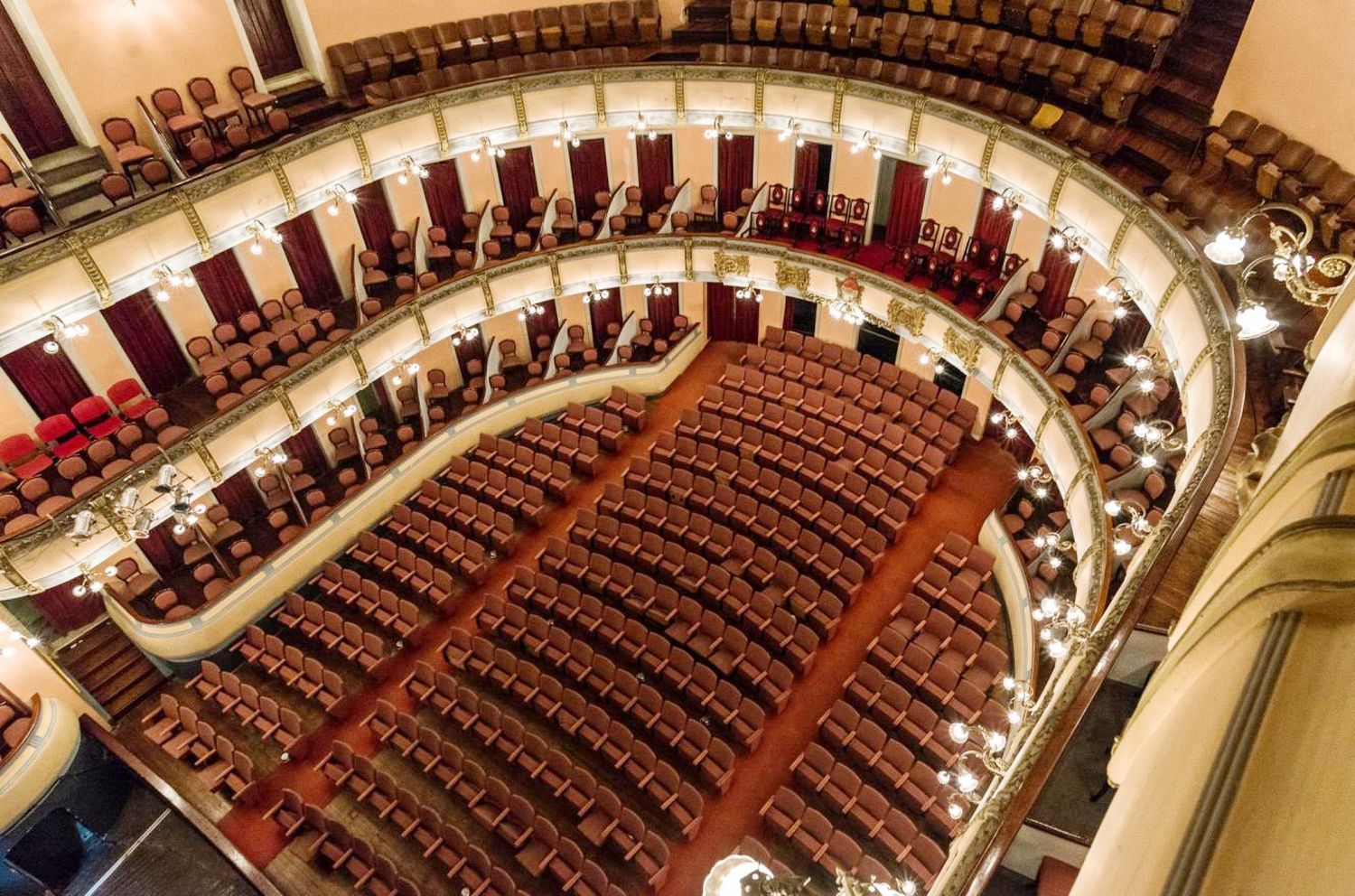 El Teatro 3 de Febrero renueva butacas para dar continuidad a su puesta en valor