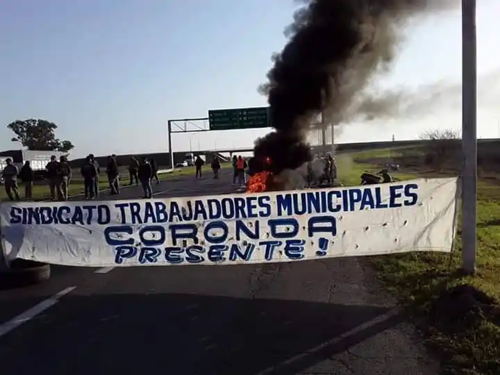 Trabajadores municipales de Coronda cortan la autopista Santa Fe–Rosario