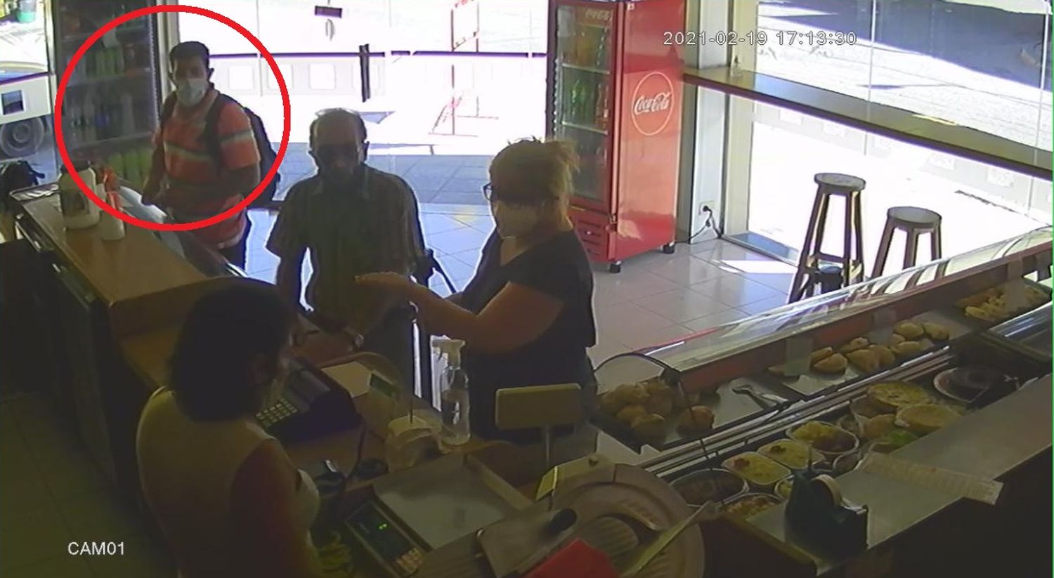 Cliente le robó el celular a una mujer en una rotisería