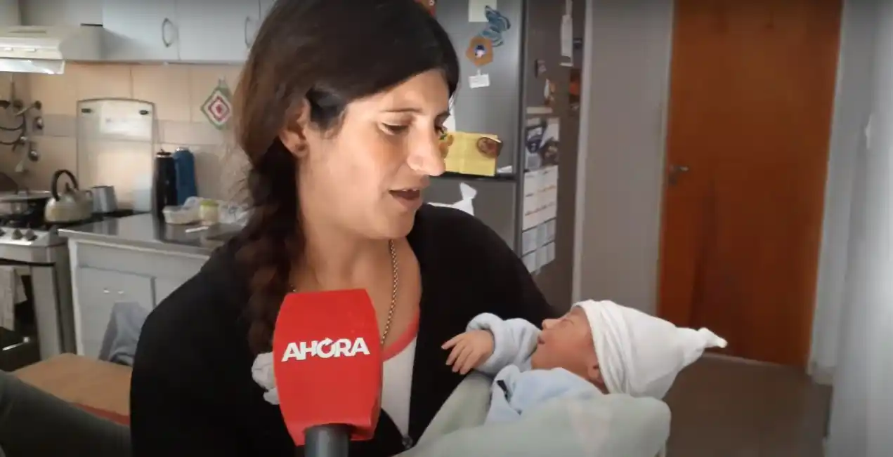 La mujer rompió bolsa pero no llegó a tiempo al hospital