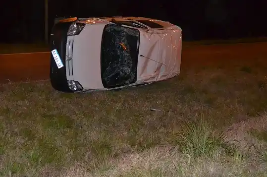 Acceso sur: Ingresaba a la ciudad, perdió el control y terminó volcando 