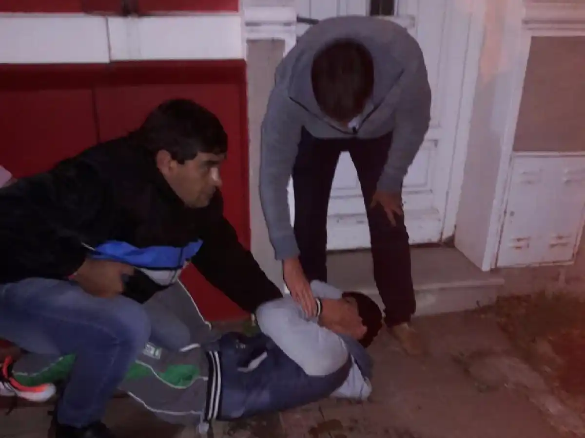 Intentó arrebatarle la cartera a una mujer y vecinos lo atraparon 