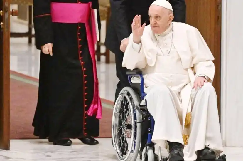 El papa Francisco no pudo leer un discurso y confesó: ”No estoy bien de salud”