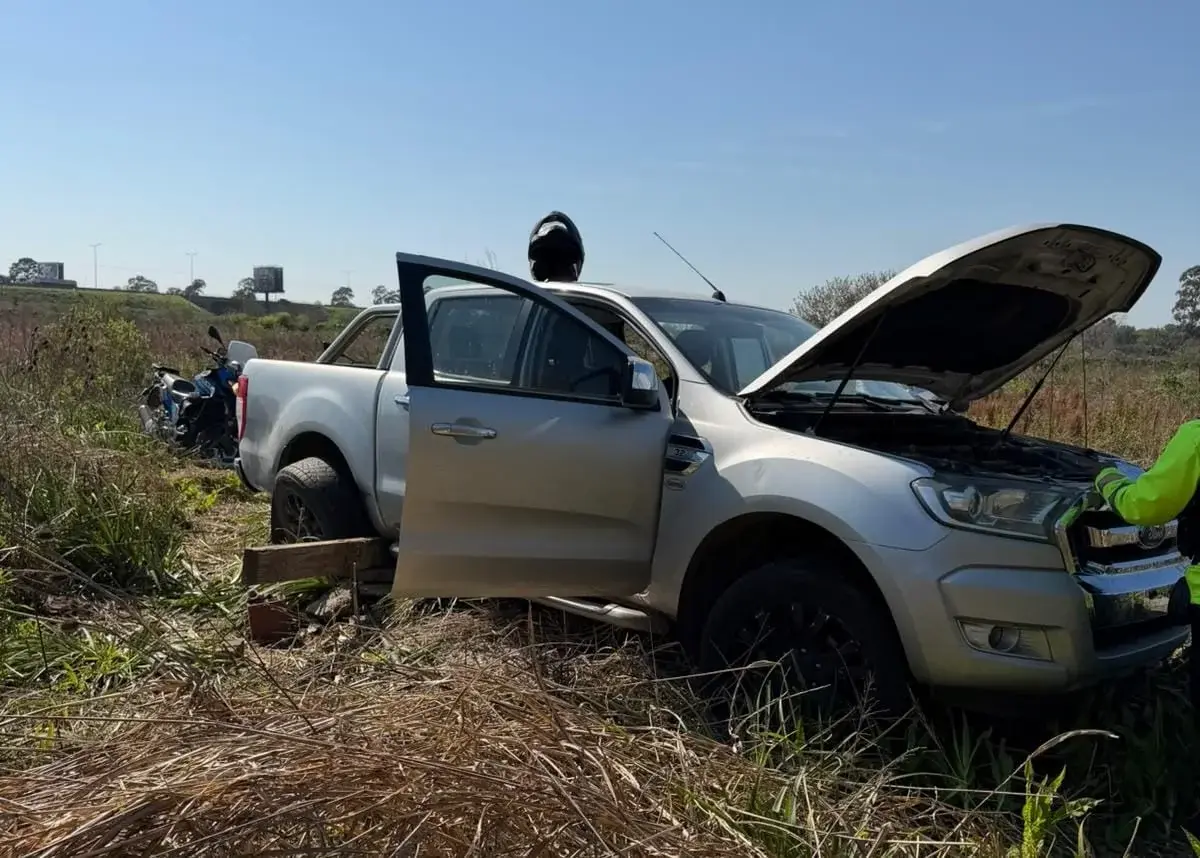 Rosario: recuperaron una camioneta robada y detuvieron a tres hombres cuando intentaban desmantelarla