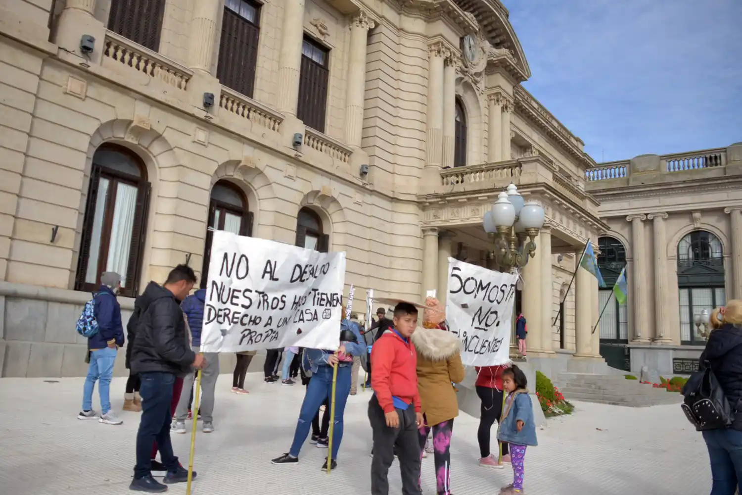 El Ejecutivo recibió a los ocupas y ratificó que evaluará "posibles" intervenciones tras el desalojo