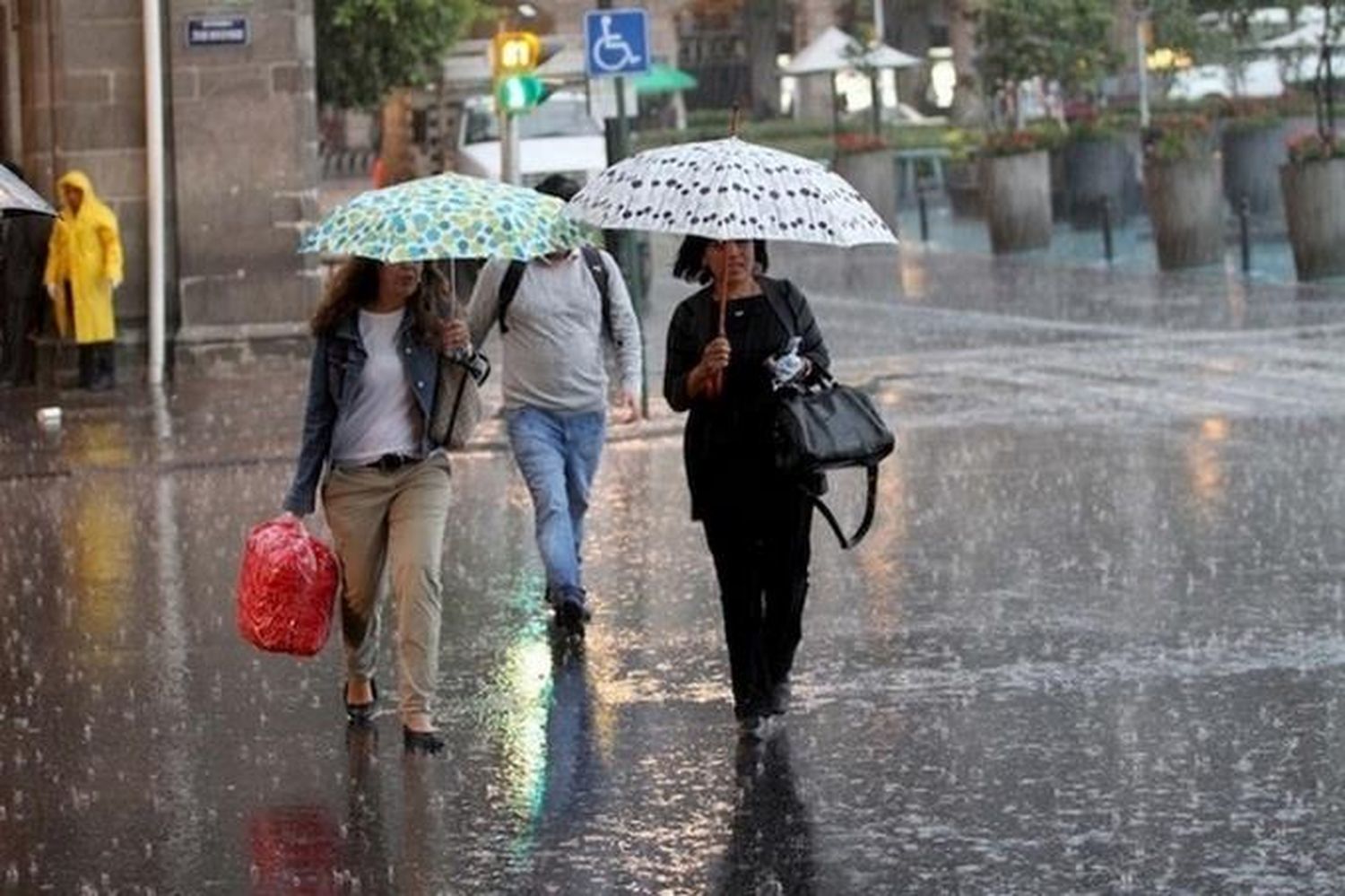 Rigen alertas por tormentas fuertes en nueve provincias de Argentina