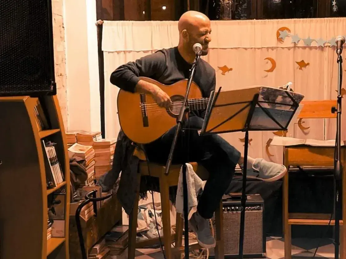 Lucas Salvarrey propone una experiencia íntima para vivir la música desde adentro
