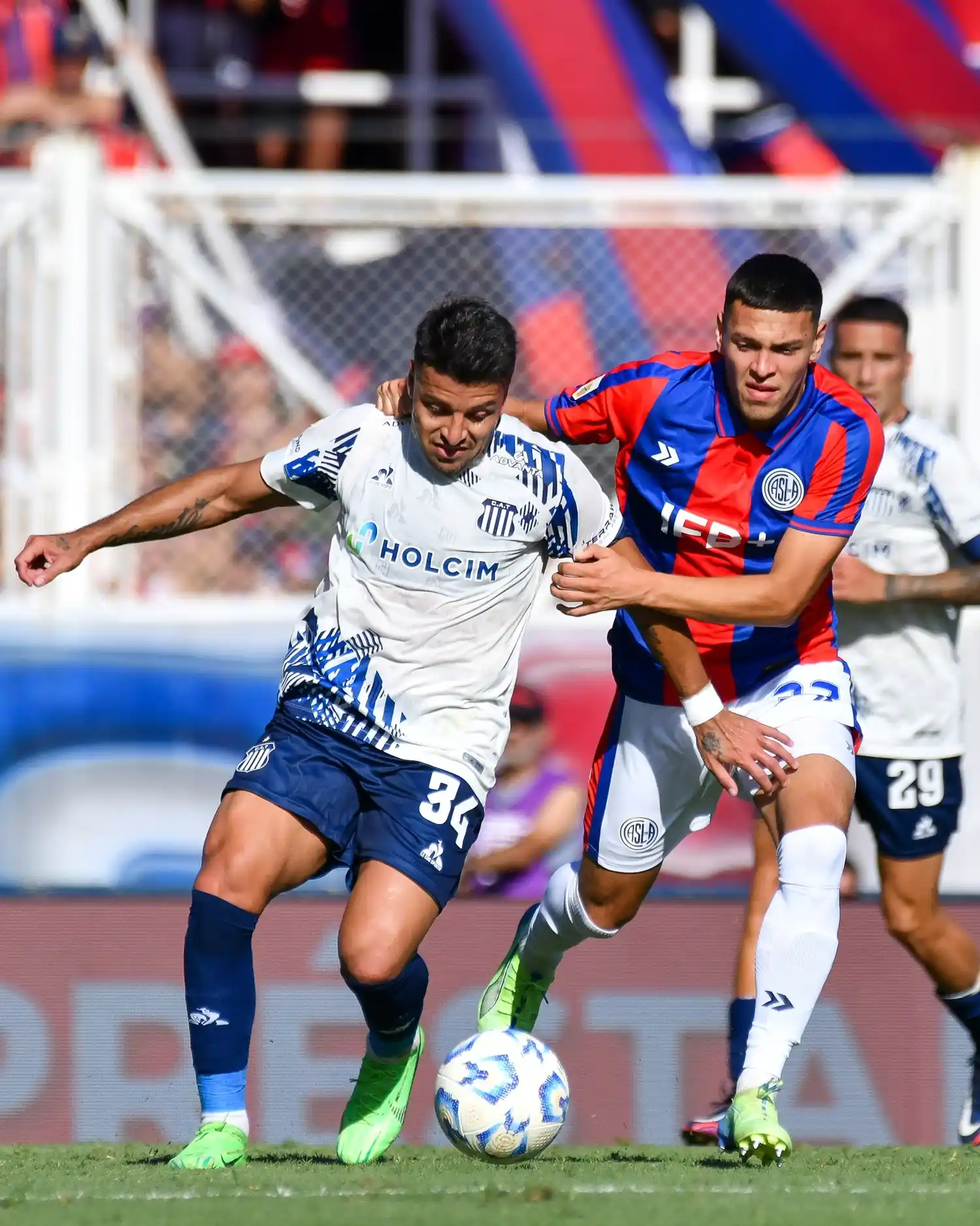 “Tucu” Palacios intenta escapar de Elías Báez.