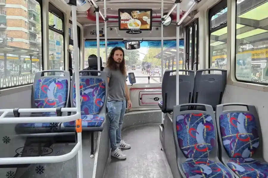 Quiso hacer más entretenidos los viajes en colectivo y creó una empresa que factura millones