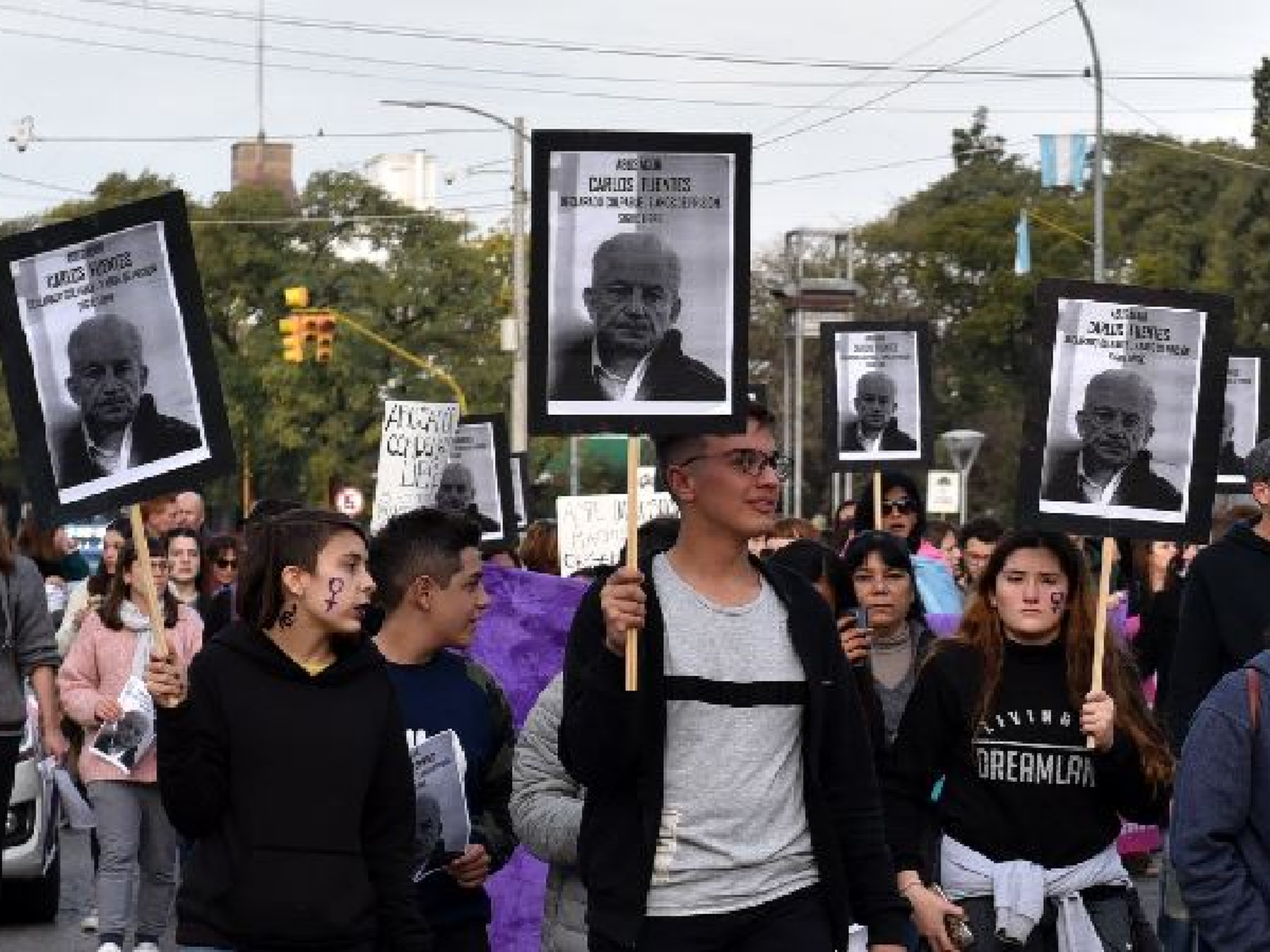 Marcharon y escracharon la casa de Carlos Fuentes: pidieron tobillera electrónica mientras siga libre