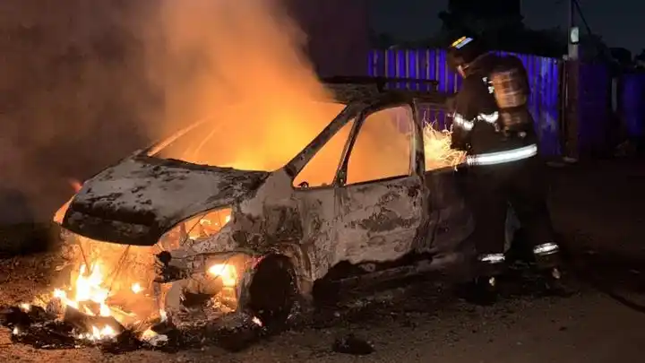 Un auto se prendió fuego y terminó con daños totales en zona sudoeste
