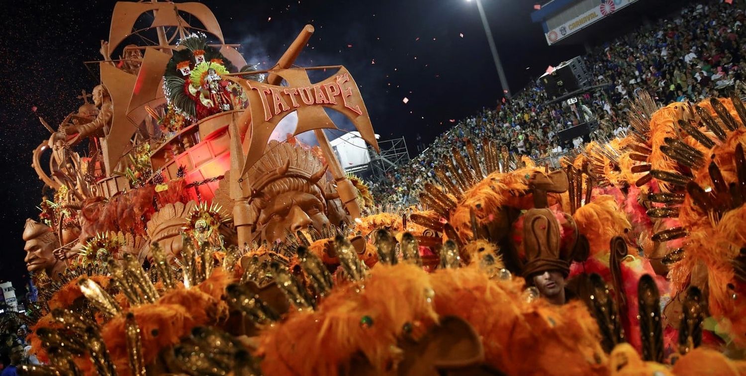 "Academicos do Tatuape", una de las escuelas de samba que desfilaron en la noche del viernes. Crédito:Reuters.