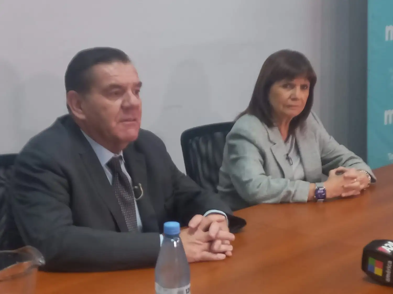 El intendente Guillermo Montenegro y la ministra de Seguridad de la Nación, Patricia Bullrich, brindan una conferencia de prensa en la sede del COM.