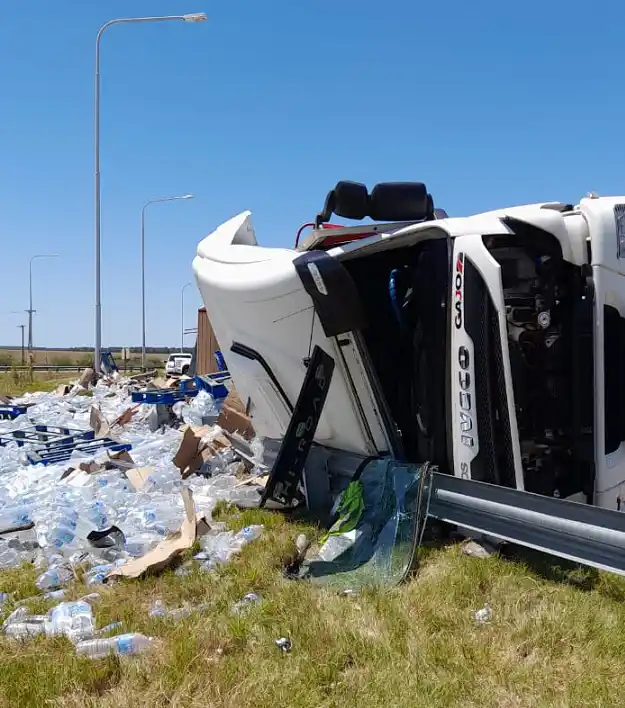 El chofer de un camión se habría dormido al volante y volcó en la autovía