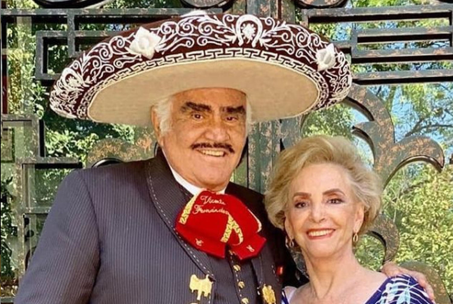 Esposa de Vicente Fernández recibe alta médica