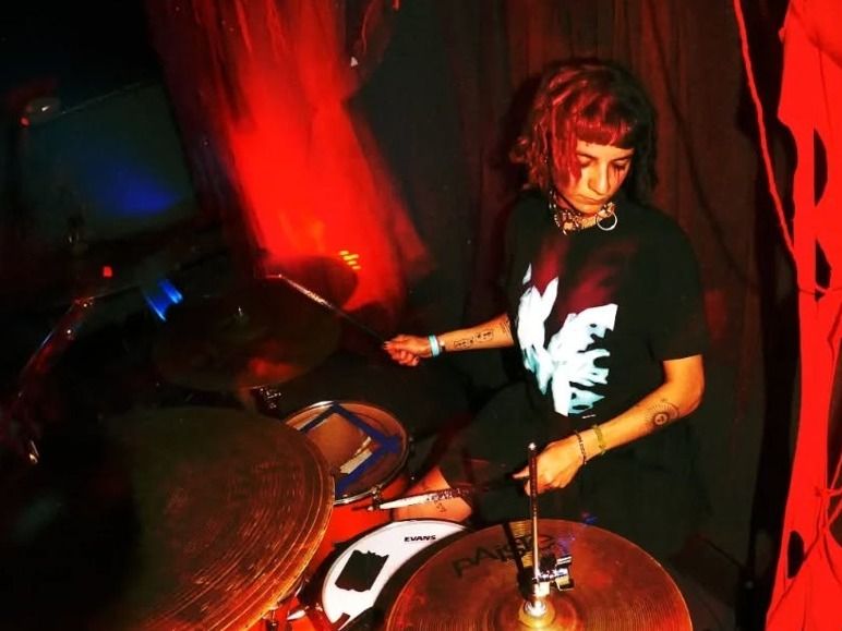 Mora Murguet es baterista de Buenos Vampiros y su padre perdió su casa en los incendios en El Marquesado.