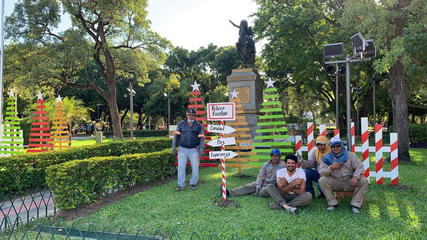 Con ornamentación navideña, se embellecen los espacios públicos de la ciudad