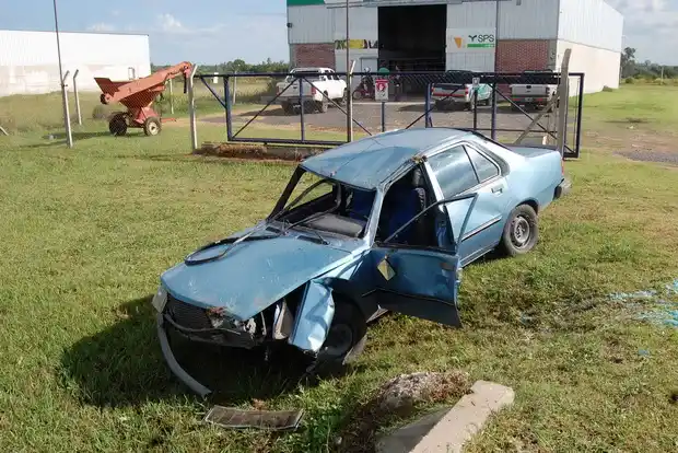 Volcó un auto en el acceso a la ciudad